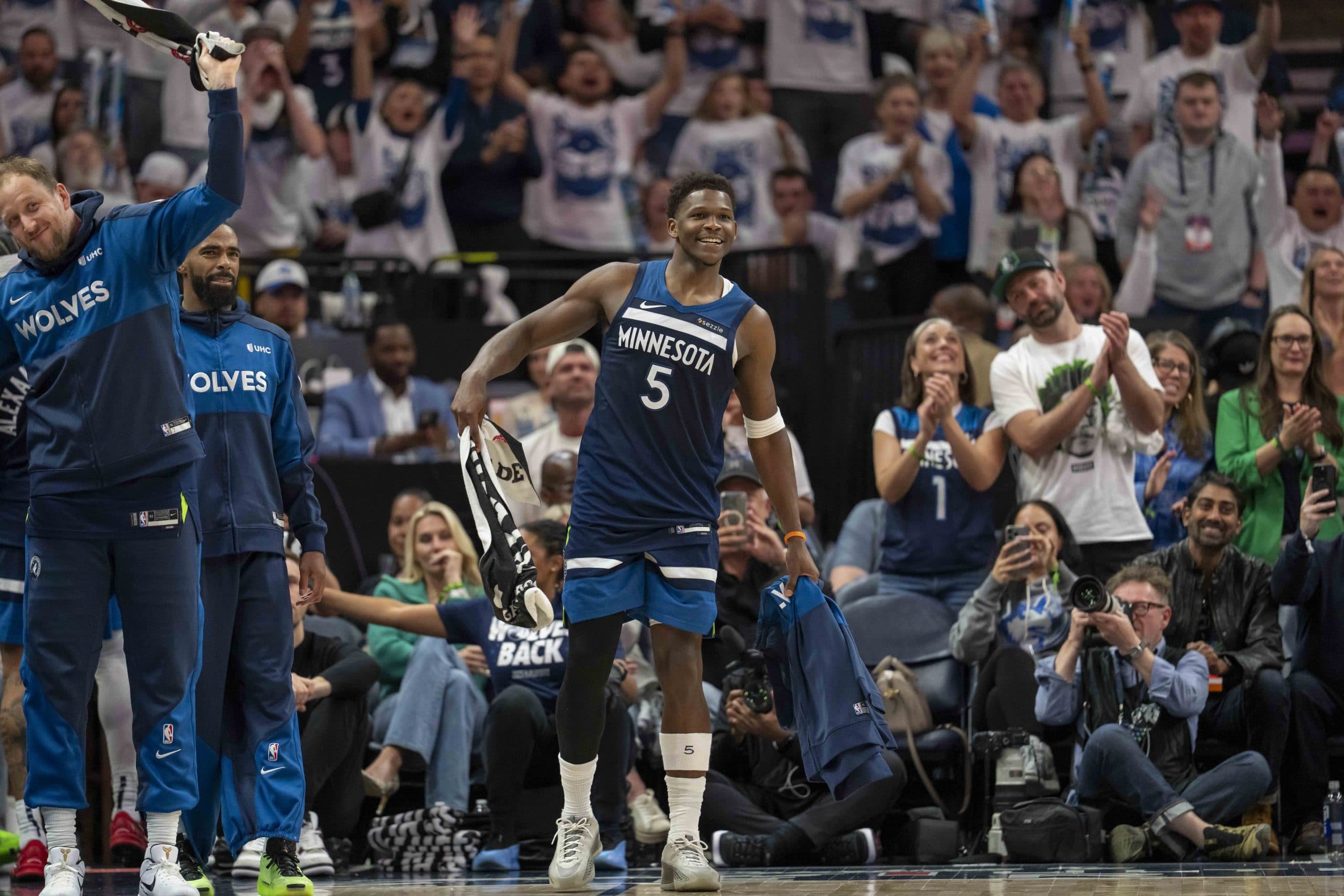 Anthony Edwards brille avec 42 points et propulse les Timberwolves vers une victoire 127-117 contre des Warriors diminués