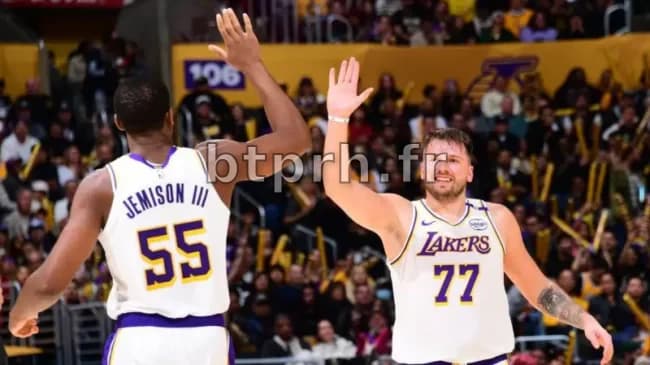 Luka Doncic propulse les Lakers vers une victoire de 100-92 contre les Rockets, leur sixième succès consécutif