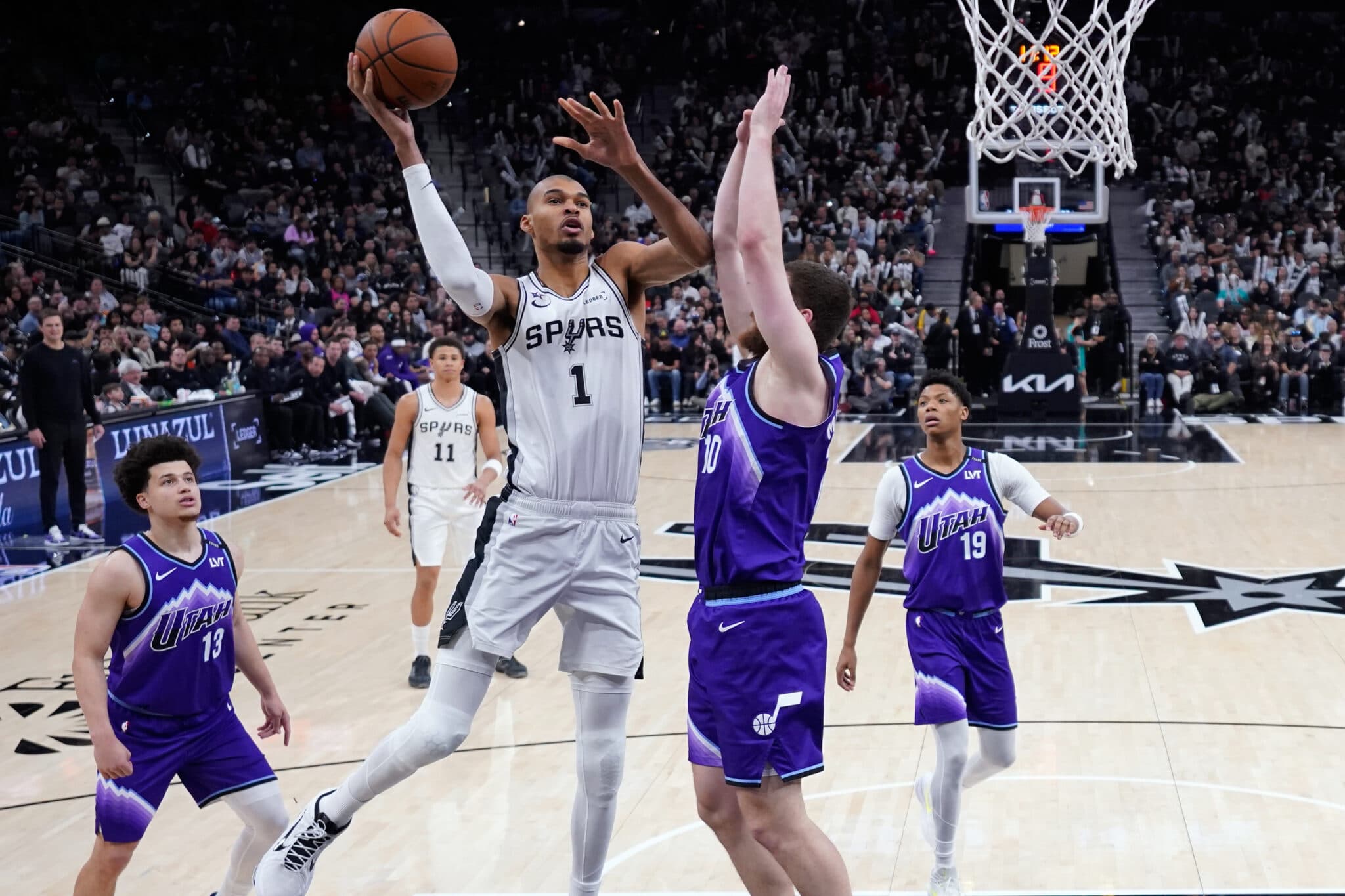 Wembanyama brille avec 18 points et mène les Spurs à une victoire éclatante contre les Kings (132-104)